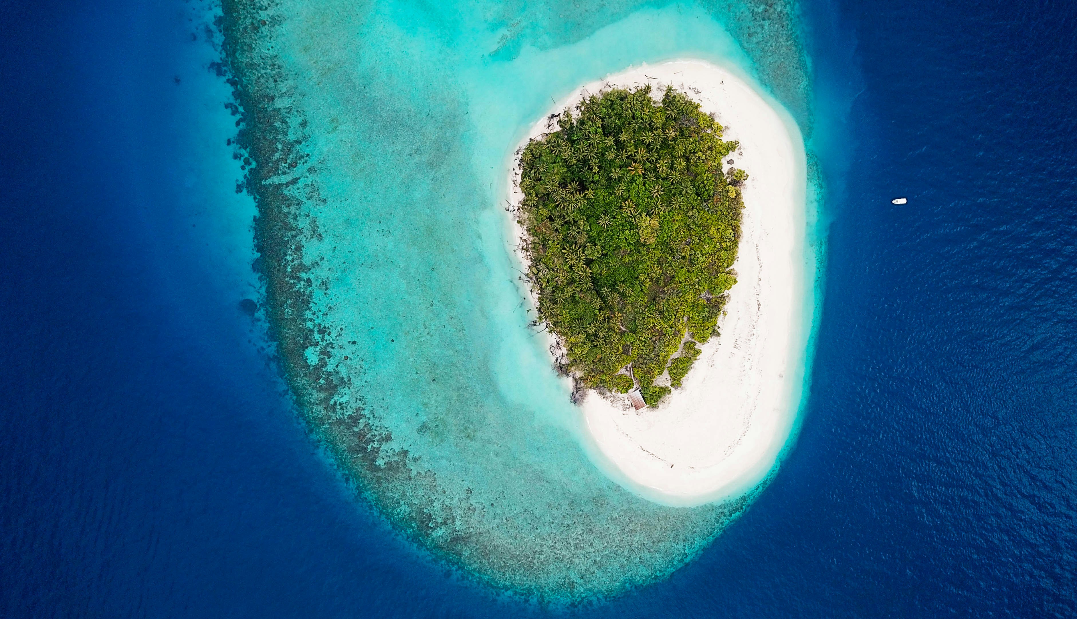 Lagon turquoise et villas sur pilotis aux Maldives